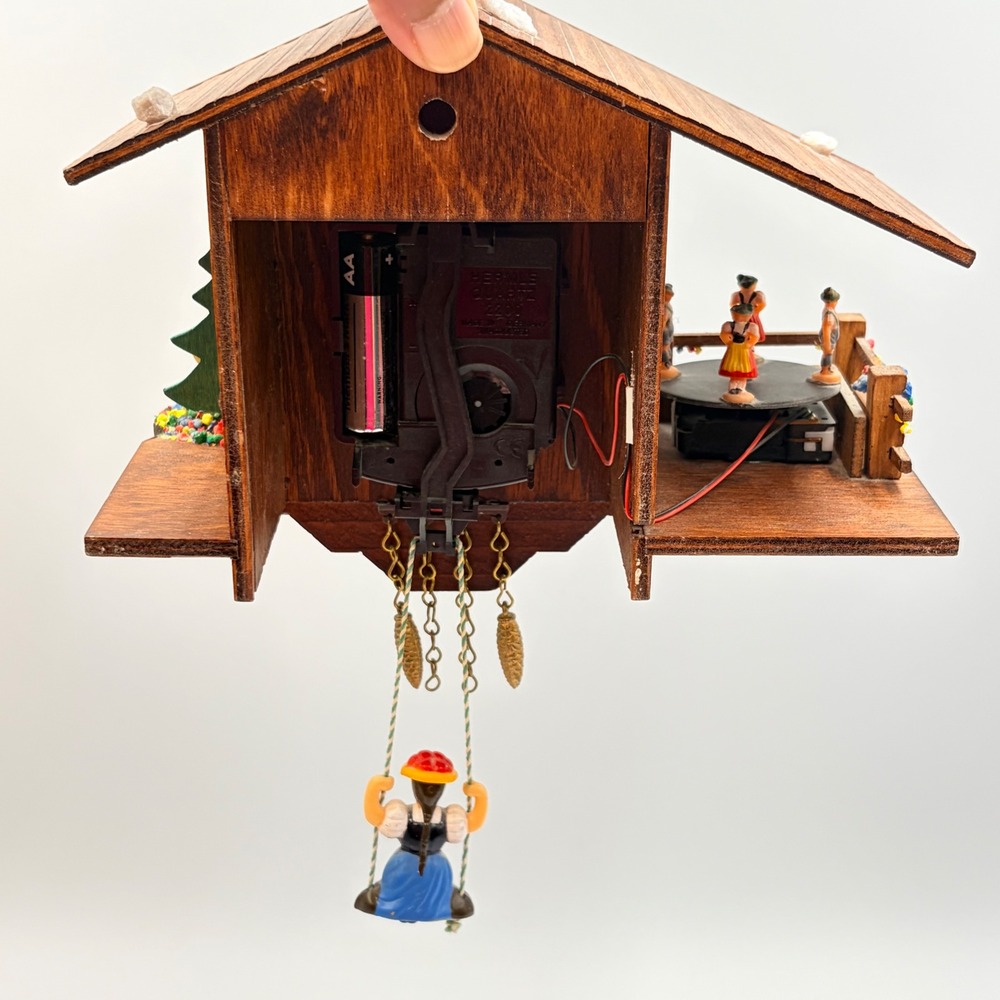 VTG Hermle Quartz 2200 German Cuckoo Clock Chalet Dancers Deer Alpine Wood House - Picture 5 of 17